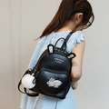 Mini mochila negra con orejas de conejo y colgante de corazón llevada por modelo - Pequeño / Negro