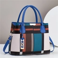 Borsa a mano chic con motivo geometrico color-block e ciondolo dorato YEI - Blu