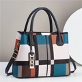 Borsa a mano da donna a quadri color-block con dettagli di ciondoli dorati - Nero