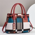 Elegante borsa a mano a quadri rosso e blu in pelle con ciondolo logo dorato - Rosso