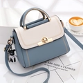 Borsa a mano bicolore blu e bianco con manico metallico e ciondolo a forma di orso - Blu Con Lembo Bianco