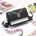 Sac bandoulière bicolore noir et blanc avec rivets dorés et large bandoulière imprimée - Noir