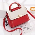 Borsa a mano bicolore rossa e bianca con chiusura dorata e ciondolo orsetto nero - Bianco e Rosso