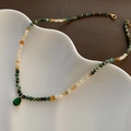 Elegante kralenketting met groene druppelhanger en veelkleurige kralen van natuursteen - G21 natuurstenen ketting (05-G21)