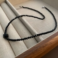 Collana minimalista di perle nere con pendente geometrico e catenina regolabile - Stile Ciondolo Sfaccettato A (04-G21)