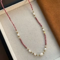 Collana di pietre rosa e perle d'acqua dolce con accenti dorati in portagioielli - Rosa Rossa