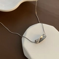 Minimalistische silberne Halskette mit gedrehtem Rechteck-Anhänger und eleganter Schlangenkette - Gedrehte Geometrische Halskette (03-G21) / Silber