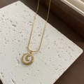 Collana con pendente luna in oro 18K e inserto in conchiglia su pietra bianca - Oro (03-B17 Collana Luna in Acciaio al Titanio)