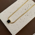 Schicke goldene Schlangenkette mit einem minimalistischen schwarzen quadratischen Anhänger - 32cm(01-K3) / Gold