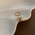 Set de dos piezas de anillo de mariposa hueca y banda dorada minimalista en bandeja blanca - Anillo de Mariposa Estilo B (JZ-37) / Dorado