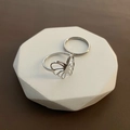 Juego de dos anillos plateados con mariposa calada y banda sobre un soporte de piedra - Anillo de Mariposa Estilo B (JZ-37) / Plateado