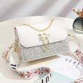 Weiße Ledertasche mit Glitzer, Perlen-Katzenverschluss und Ethno-Schultergurt - Weiß
