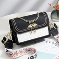 Sac bandoulière tressé noir et blanc avec boucle cygne doré et sangle brodée - Noir