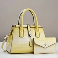 Detalle de textura de cocodrilo degradada amarilla y hebilla plateada en el bolso tote - Amarillo