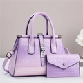 Detalle del conjunto de bolso morado degradado con textura de cocodrilo y cartera a juego - Morado