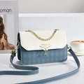 Schicke gesteppte Umhängetasche für Damen in Creme und Blau mit goldenem Flügel-Anhänger - Blau/Gesteppt