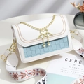 Sac carré beige et bleu clair avec fermoir cygne et bandoulière tissée - Bleu