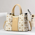 Weiße Monogramm Umhängetasche mit Akzenten in Camel und schickem Perlenanhänger - Beige