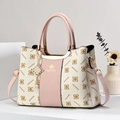 Umhängetasche in Creme und Rosa mit geometrischem Blumenmuster und Schultergurt - Rosa