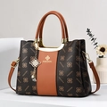FOSIDIRI Schultertasche mit Monogramm-Print und goldenem Griff in Kontrastfarben - Erdgelb