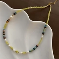 Handgefertigte Perlenkette mit Vulkanstein und Peridot auf einem Wellentablett - Edelstahl Naturstein Perlenkette (1-3-6)