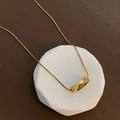 Minimalistische goldene Halskette mit gedrehtem geometrischem Anhänger an Schlangenkette - Gedrehte Geometrische Halskette (03-G20) / Gold