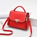 Petit sac bandoulière rouge en cuir grainé avec surpiqûres blanches et boucle dorée - Rouge