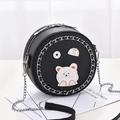 Mini ronde crossbodytas in zwart met kettingbies en schattige cartoonbeer patch - Zwart
