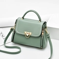 Sac à main carré vert menthe avec broderie ondulée et fermoir à chaîne dorée chic - Vert