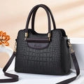 Bolso de mujer negro con textura de cocodrilo, asas marrones y detalles dorados - Patrón de Cocodrilo Negro