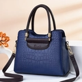 Bolso azul oscuro con diseño de cocodrilo, asas marrones y correa desmontable - Patrón Cocodrilo Azul Real