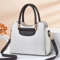 Bolso blanco con grabado de cocodrilo, asas marrones y correa de hombro ajustable - Patrón de Cocodrilo Blanco