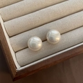 Orecchini a perno con perle tonde minimaliste bianco crema su espositore in legno rustico - Bianco (Titanio-92)