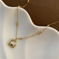 Goldene Edelstahlkette mit Perlen, strukturiertem C-Anhänger und grünem Kristallakzent - Goldton (Olivgrüner Zirkonia)