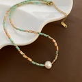 Collana vintage con perla barocca, perline verdi e rosa e finitura dorata - Stile Perla in Pietra Naturale Colorata (6-M10)
