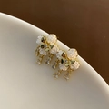 Boucles d'oreilles camélia blanc avec nœud en zircon et pétales en résine dorée - Style de Gland Papillon Camélia Blanc (2-1#10)