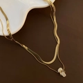Goldene mehrlagige Halskette mit Schlangenkette und diamantbesetztem Flip-Flop-Anhänger - Gold