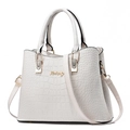 Bolso de mano blanco con grabado de cocodrilo, herrajes dorados y correa extraíble - Relieve de Cocodrilo Blanco Roto