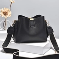 Bolso de mano elegante en cuero negro con correa ancha de tela y detalles dorados - Negro