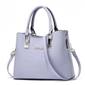 Elegante bolso de mano lila con textura de cocodrilo y detalles en dorado - Relieve de Cocodrilo Gris