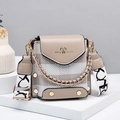 Mini borsa a tracolla beige e bianca con tracolla larga e dettaglio a cuore - Cachi