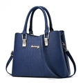 Bolso de mano azul oscuro con textura de cocodrilo y accesorios dorados - Relieve de Cocodrilo Azul Real