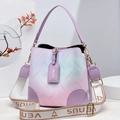 Bolso tipo cubo morado degradado con flores y correa ancha de hombro tejida - Morado