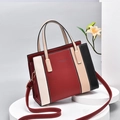 Bolso de mano de cuero tricolor en rojo oscuro y crema con detalles dorados - Rojo