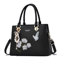 Elegante schwarze Handtasche mit Blumenstickerei und Perlen-Schleifen-Anhänger-Detail - Schwarz