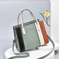 Bolso grande verde salvia con diseño multicolor y correa de hombro ajustable - Verde
