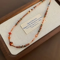 Böhmische Perlenkette mit rotem Achat und Quarzsteinen in einer Vintage-Schmuckschale - Titanstahl Natursteinkette (06-J20)
