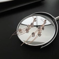 Eleganti orecchini a nappa in oro rosa con zirconi riflessi su uno specchio nero - Orecchini con Nappine in Zircone (1-3-19)