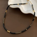 Collana minimalista con perline quadrate nere e metallo dorato con catena regolabile - Stile Ossidiana (07m-8) / Nero