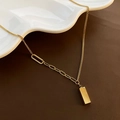 Goud vergulde ketting met goudstaaf hanger, asymmetrische ketting en GOLD-gravure - Goud